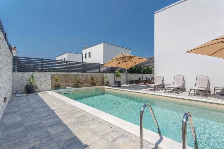 Ganze Wohnung, Ferienwohnung Barbara mit privatem Pool in Malinska-Dubašnica, Krk