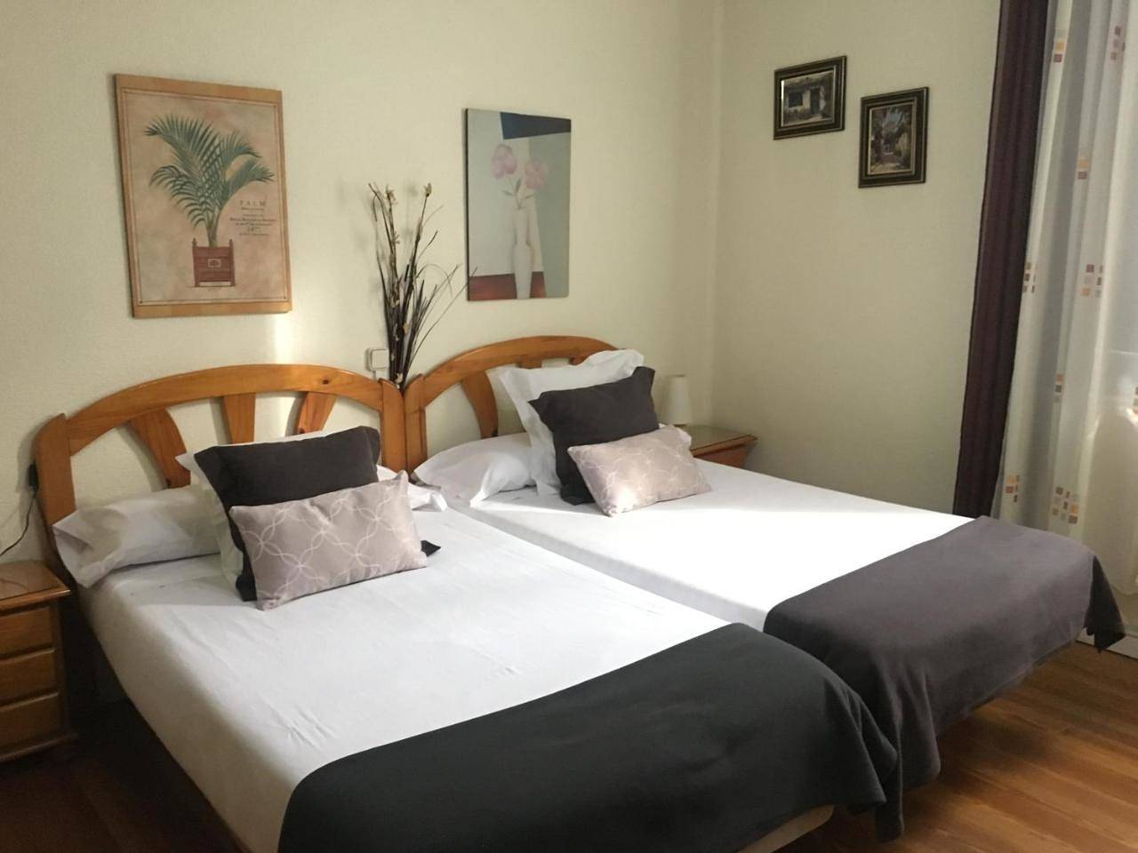 Double or Twin Room with Shared Bathroom in Pampelune, Province de Navarra