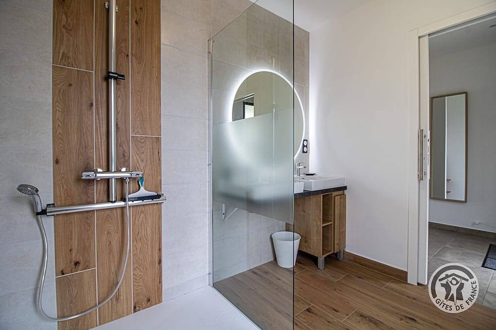 Gîte-Comfort-Ensuite with Bath in Campan, Pyrenees National Park