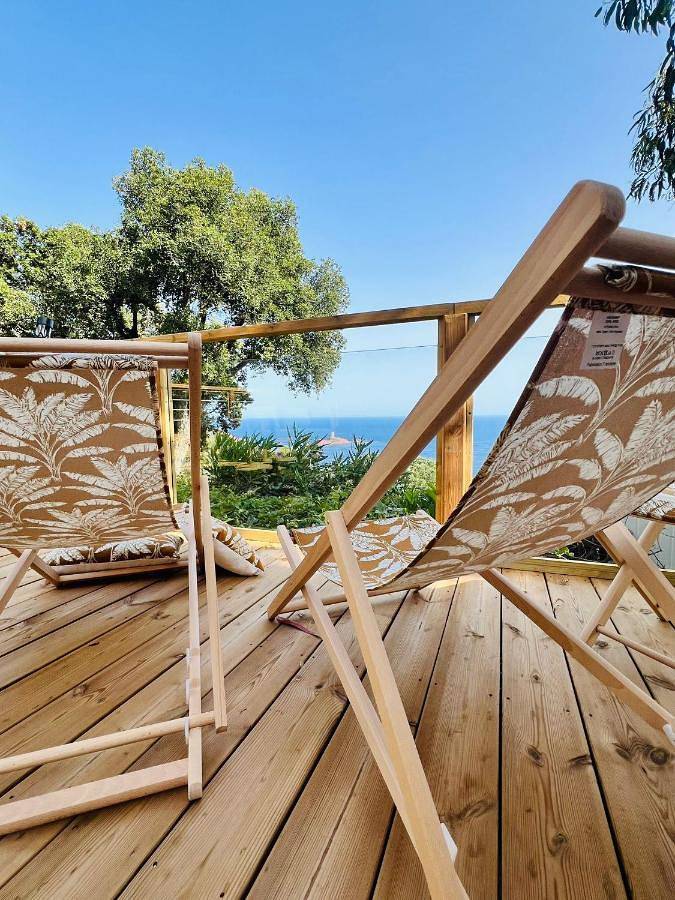Camping pour 4 personnes, avec piscine ainsi que terrasse et vue