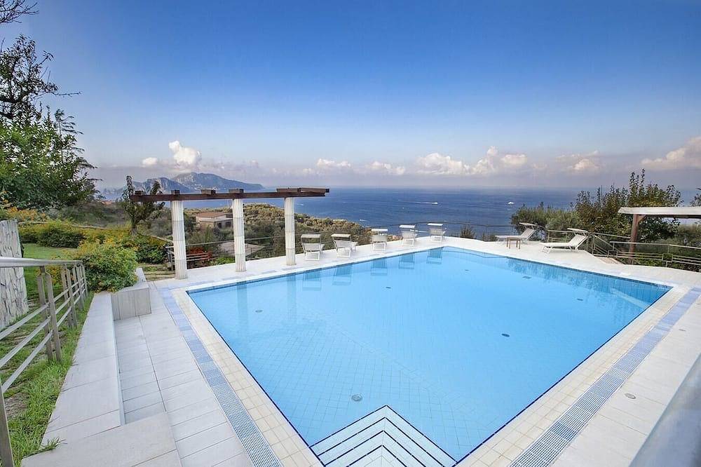 Villa Cinzia, with private pool and sea views in Marciano, Neapel Provinz