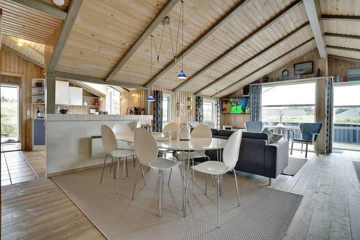 Dieses sehr gepflegte Ferienhaus befindet sich auf einem schönen, hügeligen Naturgrund in ruhiger Umgebung.  in Henne, Varde