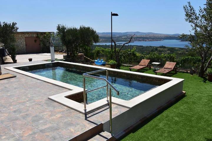 Villa pour 8 personnes, avec jardin ainsi que vue et piscine, animaux acceptés à Šibenik - 3