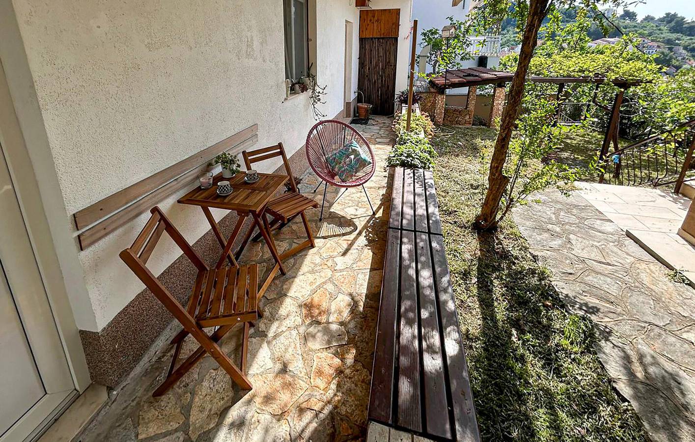 Ganze Ferienwohnung, Gemütliche Ferienwohnung mit Terrasse, WLAN und Parkplatz, 900 m vom Strand entfernt in Jesenice, Split-Dalmatien