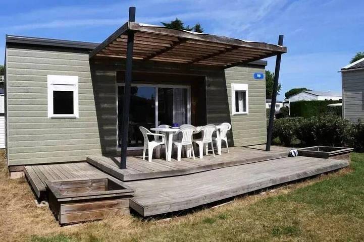 Chalet pour 6 personnes, avec sauna ainsi que terrasse et piscine