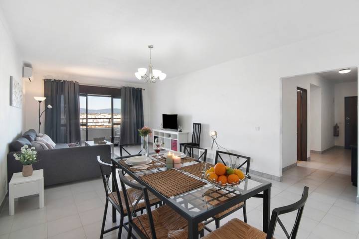 Apartamento inteiro, Apartamento 'Summer Place' com Varanda, Wi-Fi e Ar Condicionado in Praia da Rocha, Portimão