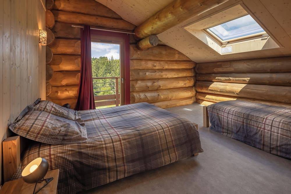 Log cabin with 25 m2 terrace and unobstructed view in La Pesse, Regionaler Naturpark Hochjura