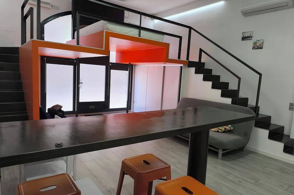 Apartamento entero, La Casa del Mamut: Aeropuerto, ciudad, playa y trabajo, todo conectado 24 horas. in Viladecans, Bajo Llobregat