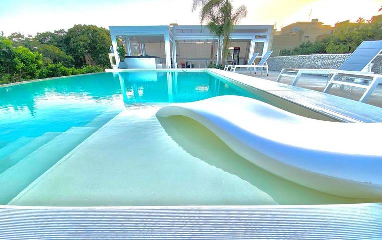 Ferienhaus für 3 Personen, mit Terrasse und Whirlpool sowie Garten und Pool