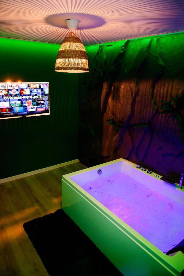 Gîte pour 2 personnes, avec jacuzzi à Sury-le-Comtal