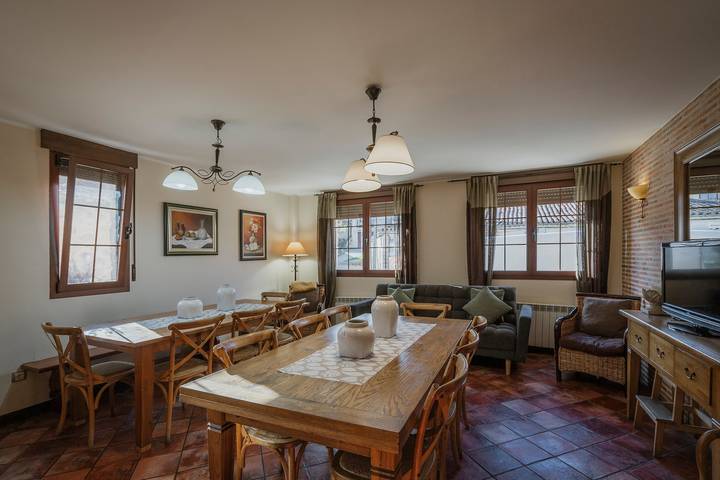 Casa Rural 'Entrada Rio Lobos I' mit Bergblick, privater Terrasse und Wlan in Hontoria del Pinar, Burgos Provinz