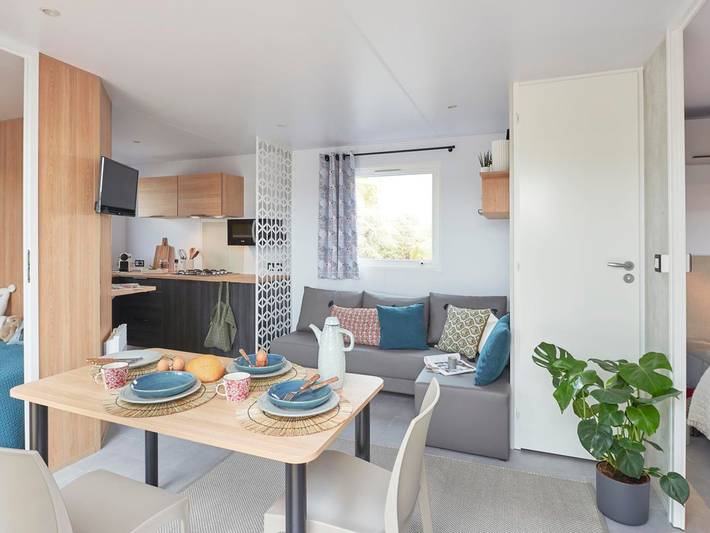 Camping pour 4 personnes, avec terrasse et piscine, animaux acceptés