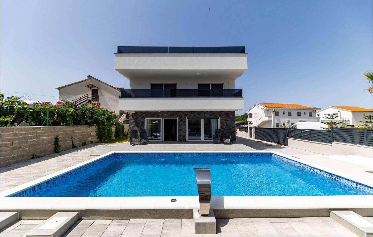 Geräumige Ferienwohnung mit Pool, 400 m vom Strand „Dječji raj“ entfernt in Sukosan, Zadar