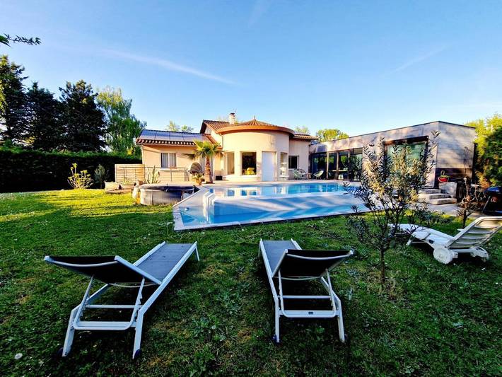 Location de vacances pour 14 personnes, avec Terrasse ainsi que Jardin et Piscine à Collonges-au-Mont-d'Or