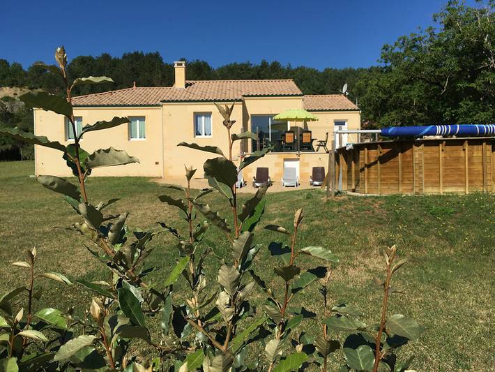 Gîte pour 6 personnes, avec piscine ainsi que jardin et balcon