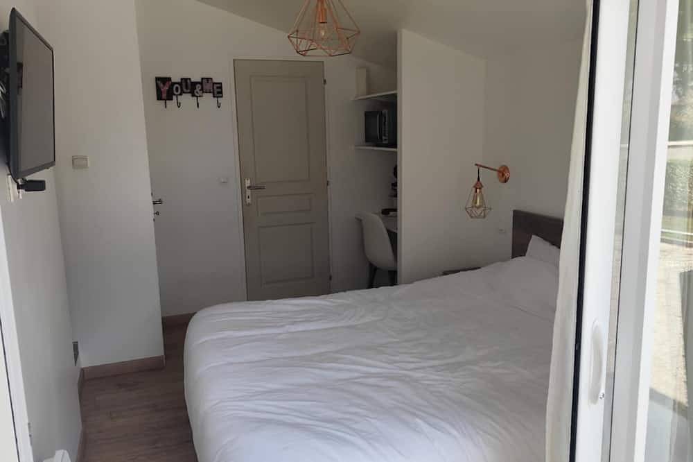 Country-style bedroom and bathroom in Podensac, Langon region