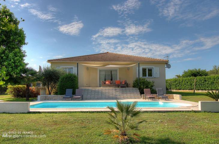 Casa de huéspedes para 6 personas, con piscina además de terraza y jardín - 1