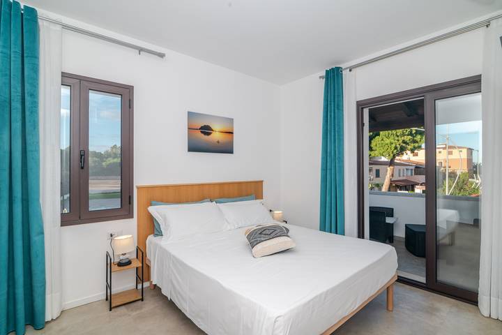 Zimmer 'Stanza 2 – mit privater Terrasse', WLAN und Klimaanlage in Porto San Paolo, Loiri Porto San Paolo