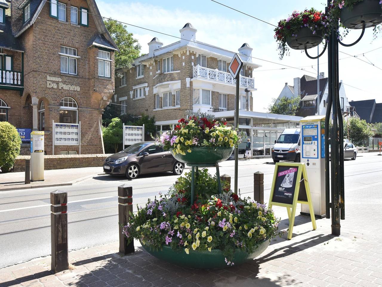 Former hotel in the centre and at 50 metres from the beach in Panne in De Panne, Costa de Bélgica