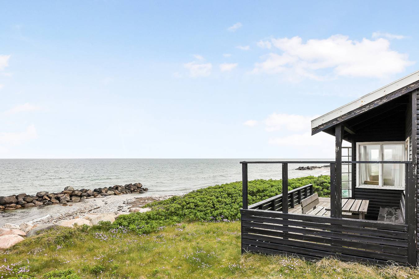 Lyst og lækkert sommerhus helt ned til vandet in Rørvig, Nordwestseeland