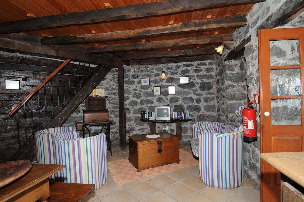Rural Cottage in sunny Calheta with shared pool, Wifi, Bbq, Sea View in Arco da Calheta, Madeira
