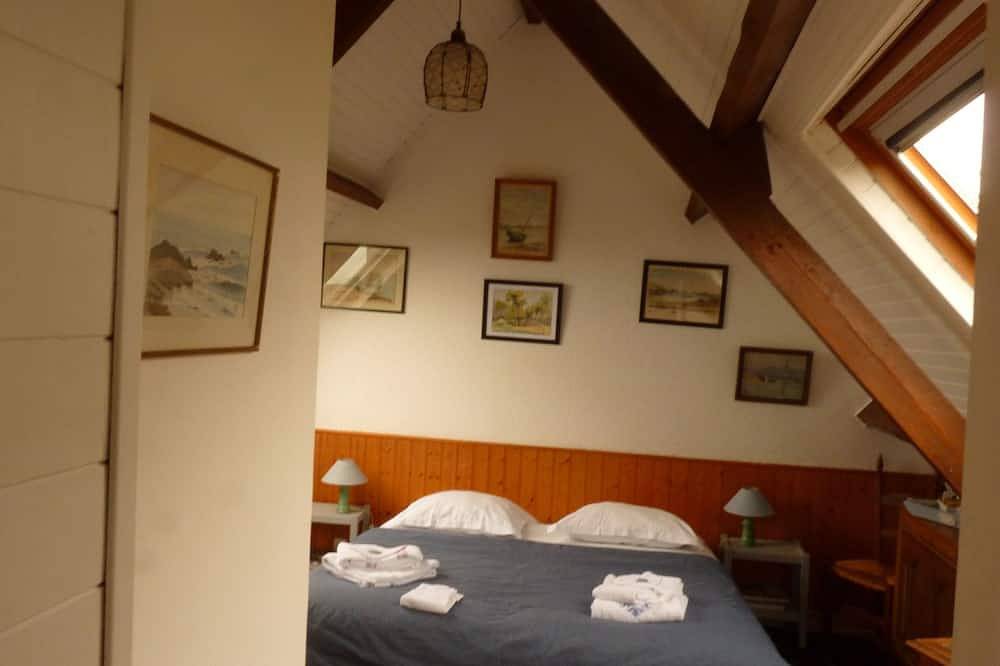 Family home on the Breton Crozon Peninsula, dogs welcome, view on the sea in Lanvéoc, Châteaulin und Umgebung