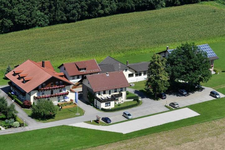 Ferienwohnung, mit Garten und Pool sowie Ausblick