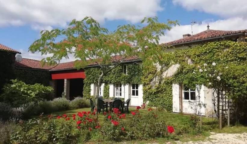 Gîte pour 9 personnes, avec jardin ainsi que piscine et terrasse à Bourneau