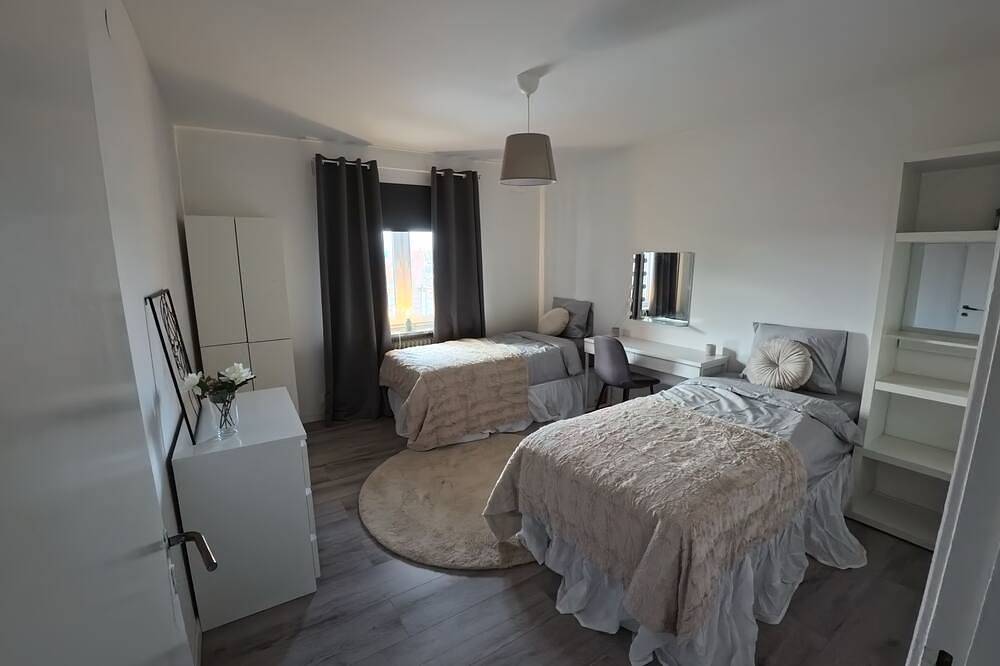 Hel leilighet, Entire 3 bedroom apartment 10 min from central and 2 min from shops in Malmö, Svenske Østersjøen