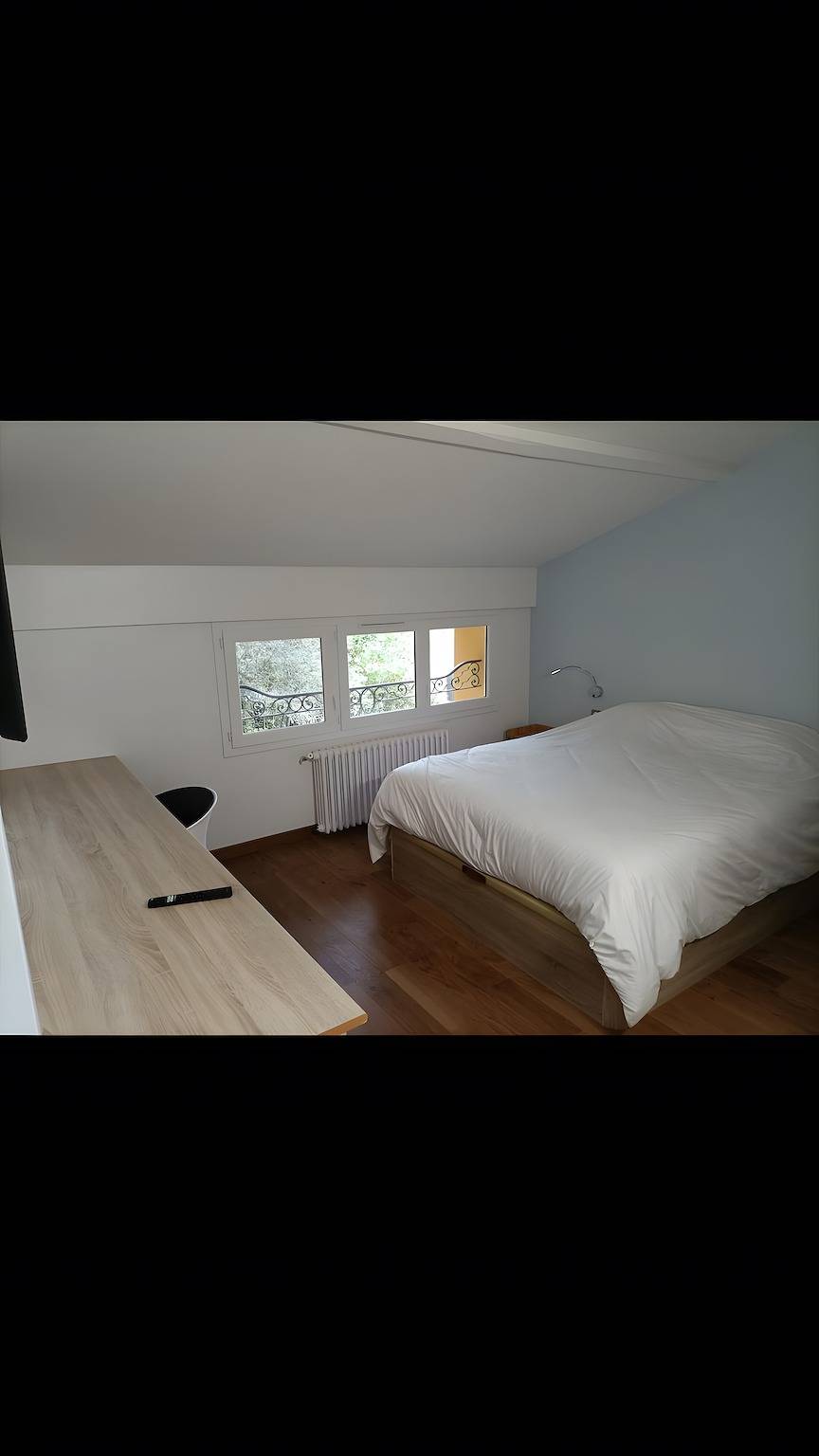 Roze Kamer op de Eerste Verdieping in Grasse, Middellandse Zeekust (Frankrijk)
