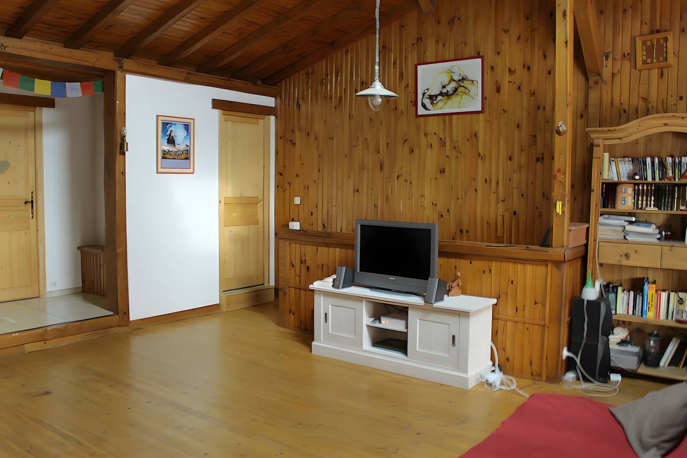 Chambre d'hôtes 'Chez Louve Bleue - Côté Jardin' avec vue sur la montagne, terrasse partagée et Wi-Fi in Hotonnes, Nantua