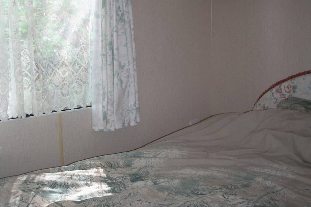 Caravan own private garden. lit car park, secluded open aspect, Mountain views. in Snowdonia