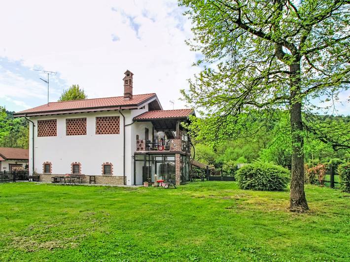 Appartamento per 5 persone, con Terrazza e Giardino a Oleggio