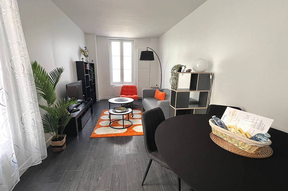 Entire apartment, Cosy downtown duplex, ideal for couples or telecommuters - near Défense in Rueil-Malmaison, Hauts-de-Seine