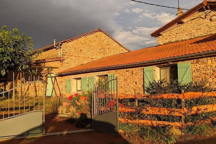 Gîte pour 4 personnes, avec jardin à Neulise