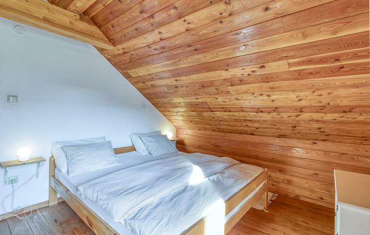Schickes Apartment mit Pool und Terrasse, 2 km vom Fluss Bužimnica entfernt in Gospitsch, Lika-Senj