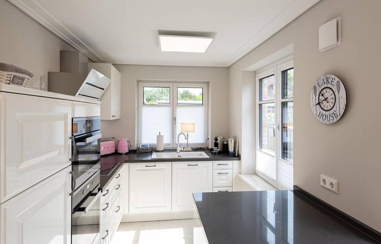 Luxus-Hausteil in beliebter Wohngegend auf ca. 170 m² für bis zu 7 Personen. in Wenningstedt, Sylt