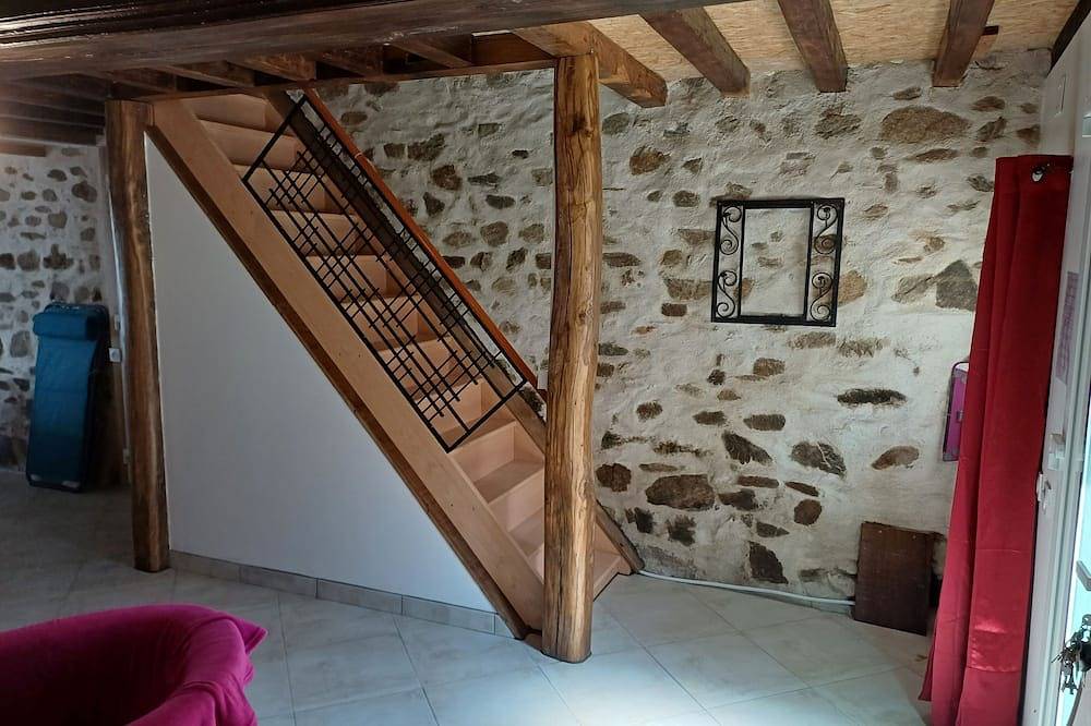 Maison ,terrain clos. Chiens . Ancv.Wi-Fi. Parking. 5 minutes des  commerces . in Pionsat, Puy-de-Dôme