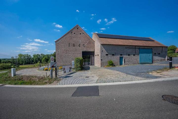 Location de vacances pour 25 personnes, avec vue ainsi que jardin et terrasse à Leeuw-Saint-Pierre - 3