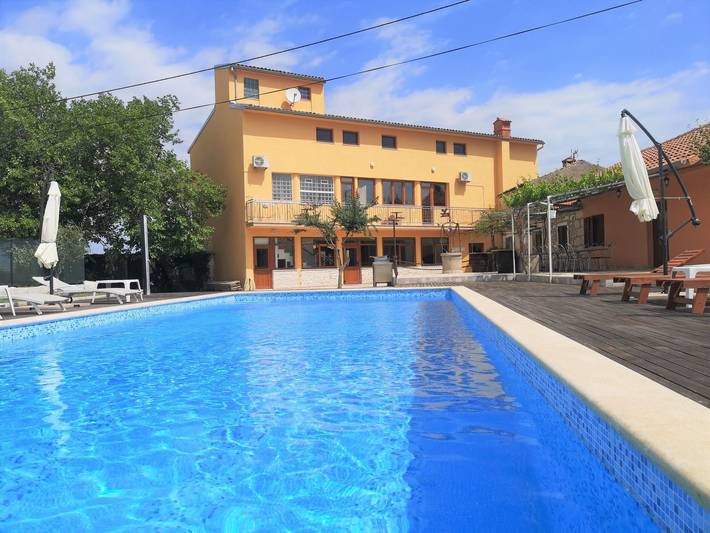 Ferienhaus für 17 Personen, mit Balkon und Garten sowie Pool - 1