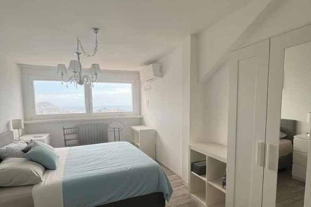 Villa avec climatisation, piscine et terrasse avec vue sur la mer in Poggi, Imperia