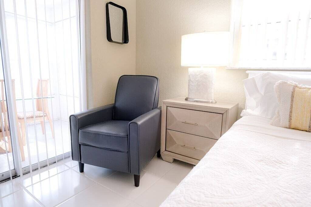 Ganze Wohnung, Paradise Shores #4 | 1 block to beach | 1 gig Wifi in Pompano Beach, Broward County