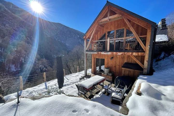 Gîte pour 13 personnes, avec Balcon ainsi que Jacuzzi et Jardin à Melles