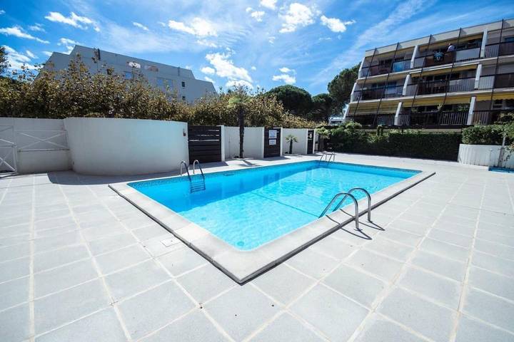 Gîte pour 4 personnes, avec Balcon et Terrasse ainsi que Piscine et Vue dans Port Gregau - 2