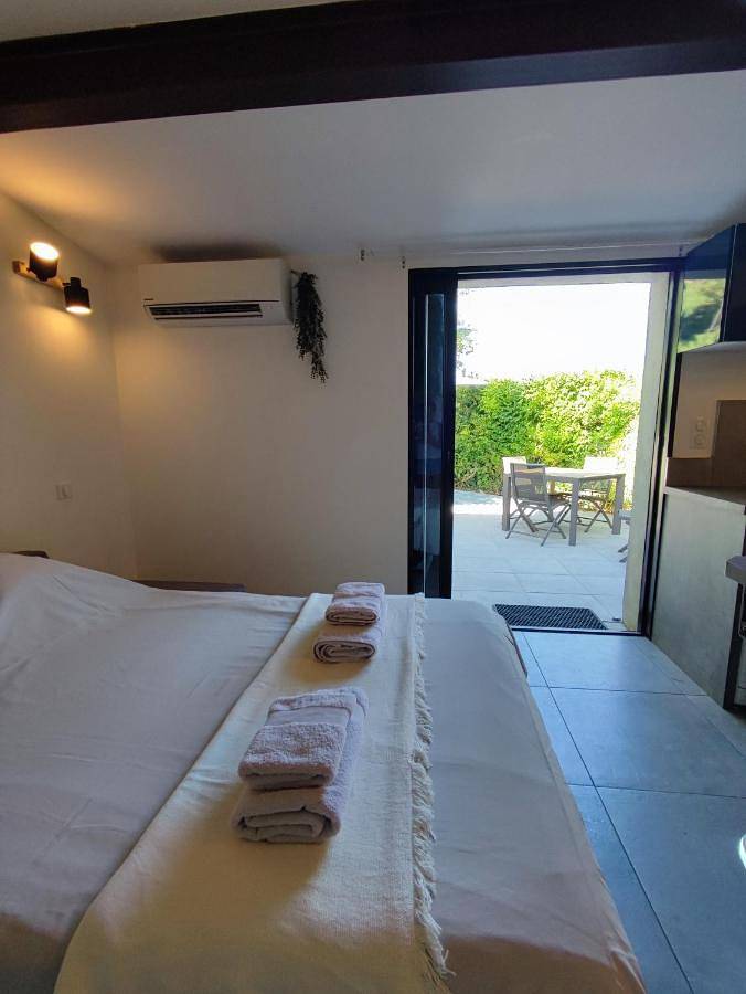 Gîte pour 2 personnes, avec terrasse et jardin à Roquefort-la-Bédoule - 4