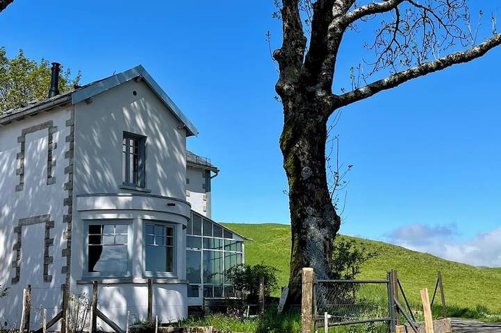 Maison de vacances pour 4 personnes, avec Jardin à Marcenat