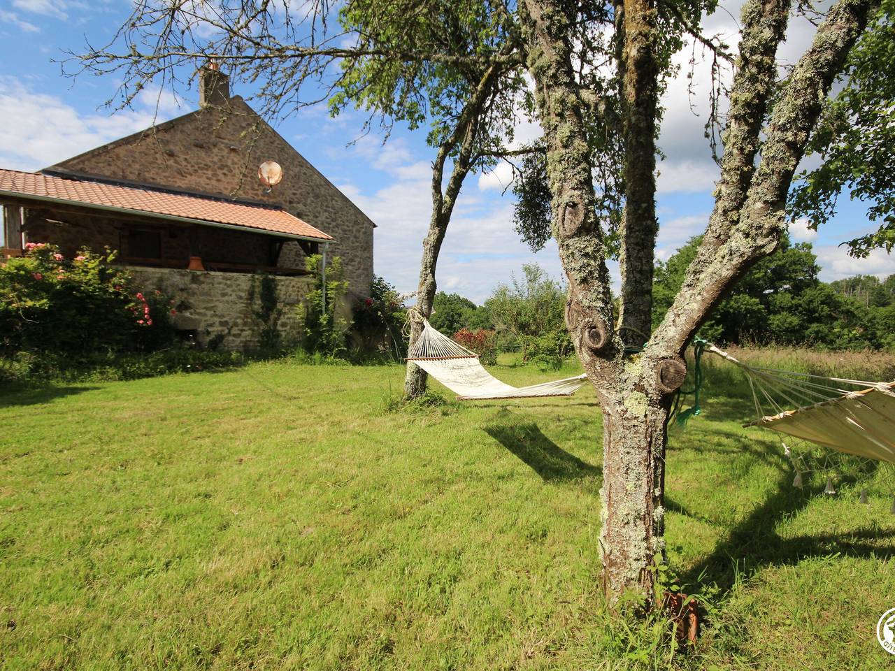Landhaus mit Terrasse und Spielen im Morvan in Saint-Martin-du-Puy, Naturpark Morvan