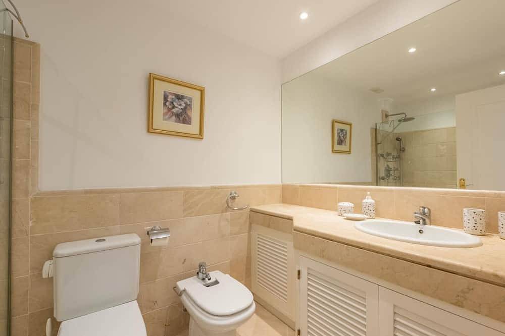 Entire apartment, Bright 3-bedroom apartment with terraces and pools in Benahavís in Los Arqueros, Benahavís