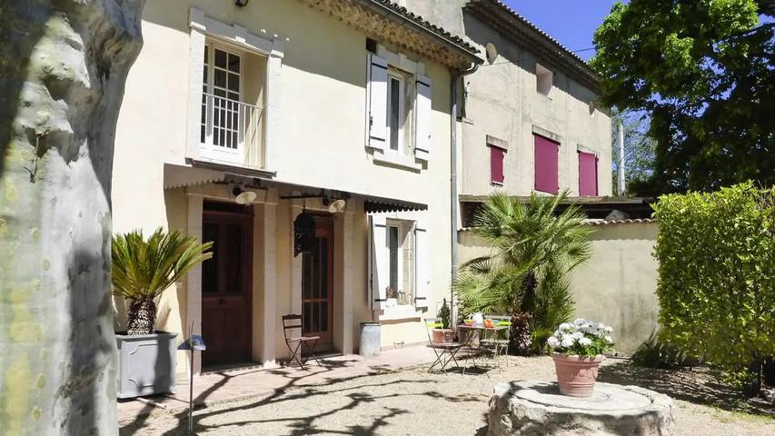 Location de vacances pour 4 personnes, avec jardin et piscine à Noves - 2