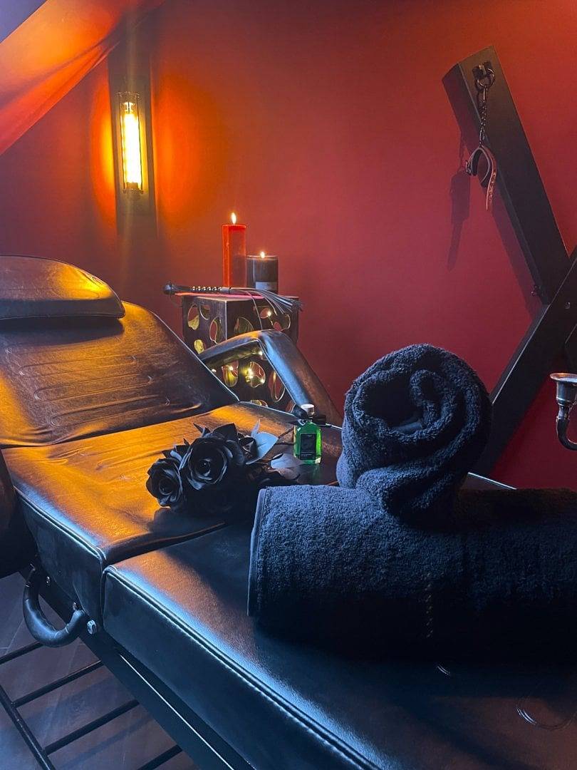 L'Impertinente Love Room, Gîte, Chambre Rouge coquine in Isbergues, Région de Béthune